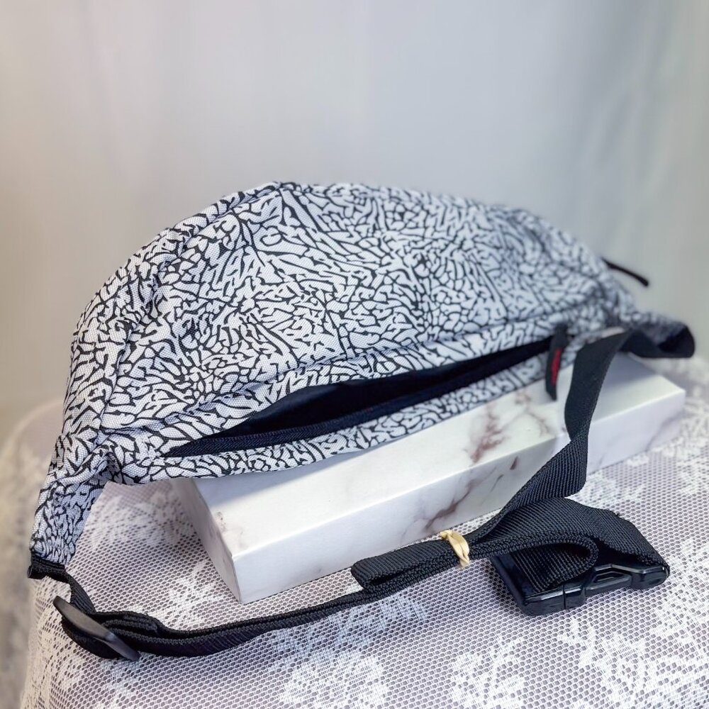 Jordan Air Jordan Crossbody Belt Bag NWT Unisex - Picture 10 of 16